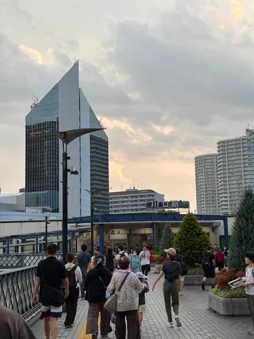 都会の空と人の流れ