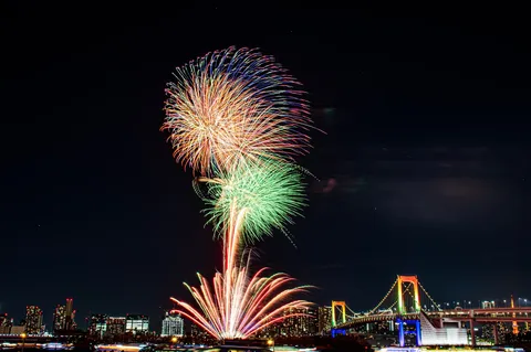 橋も花火も主役争い？