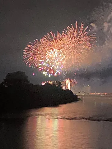 夜空を彩る光の芸術
