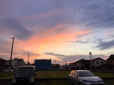夢見る空と現実の電線
