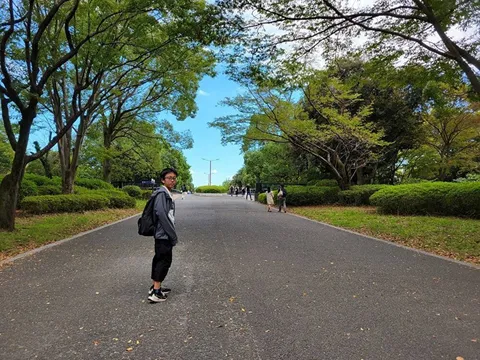 公園の道、振り返る少年
