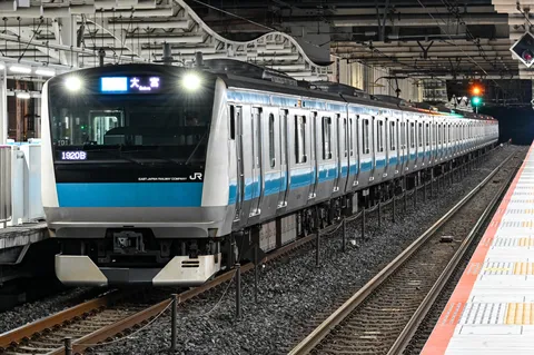 夜の駅に輝くブルーライン