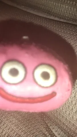 ピンク瞳のほほえみ