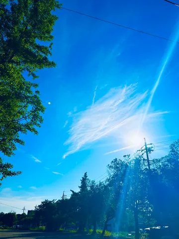 夏の青空、光のカーテン