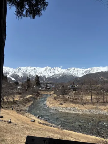 雪山と川の静かな日