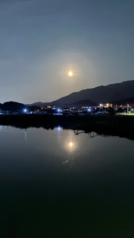 静寂の夜、月光の海