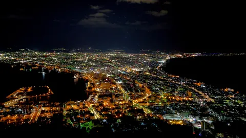 煌めく港町の夜景