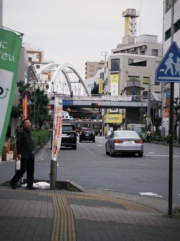日常に潜む、静かな都市の風景