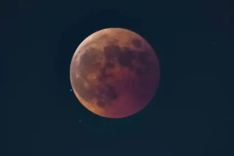 神秘的な赤銅色の月