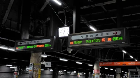 深夜の駅、列車の旅立ち