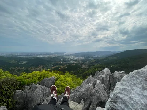 岩場に広がる風景の断片