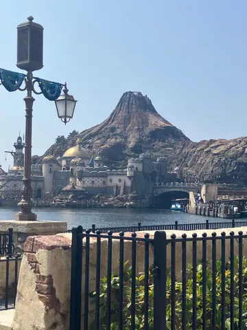 天空の城と噴火する山