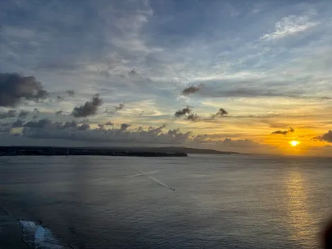 夕陽が主役の舞台、脇役はまさかのボート？