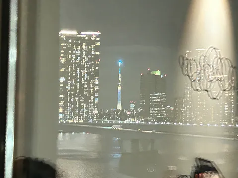 都会の夜景、写り込みの向こう側