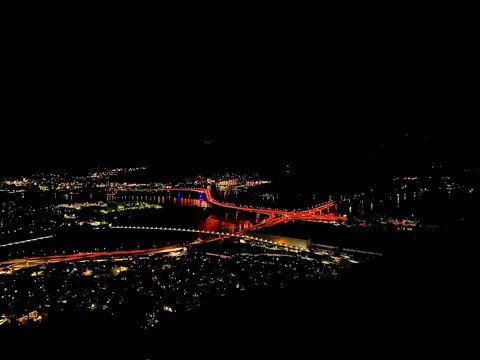 夜景に灯る街と橋の光跡