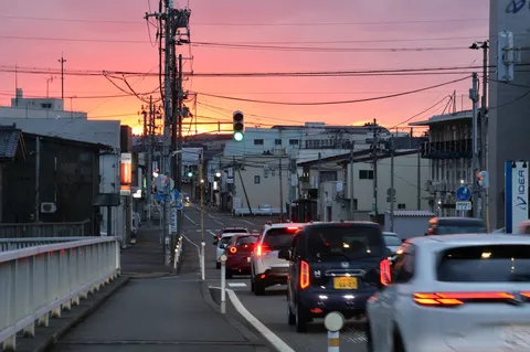 夕焼けに染まる街の交差点