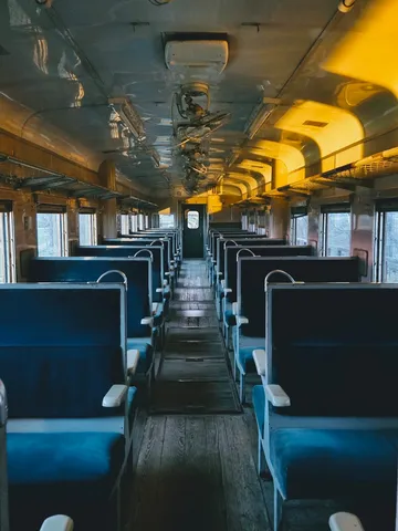 朝の車内に揺れる光