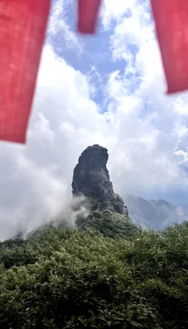 雲間に聳える孤峰の風景