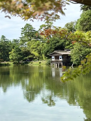 湖面に映る静寂の庵