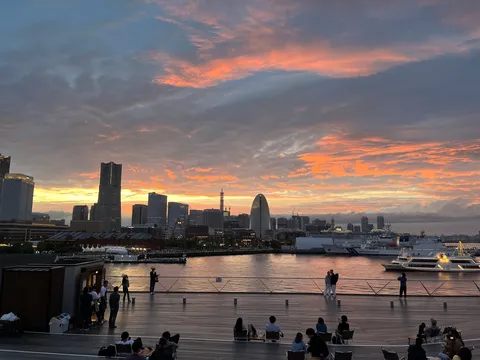 港の夕暮れ、灯りの余韻