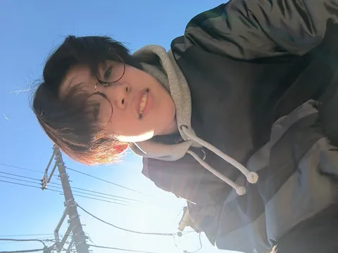 青空と電線、まばたき。