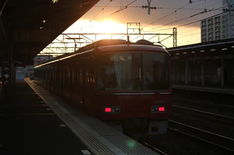 夕暮れに染まる駅、旅立ちの予感