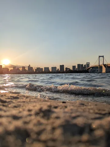 波打ち際から見る、夕暮れの都市