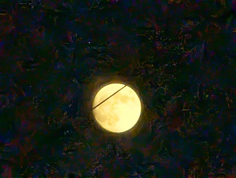 夜空に浮かぶ月、糸電話のよう