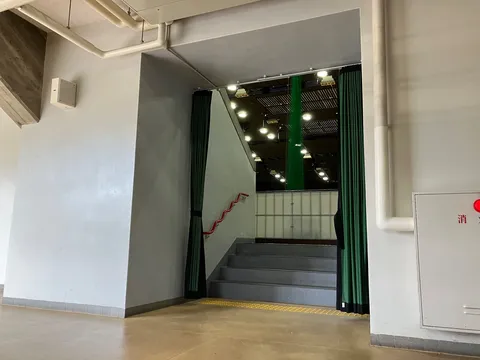 舞台袖のような隠れ階段