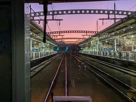 旅立ちの予感、紫紺の空