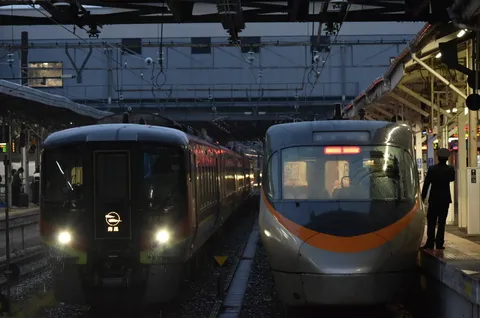並び立つ夜の列車たち