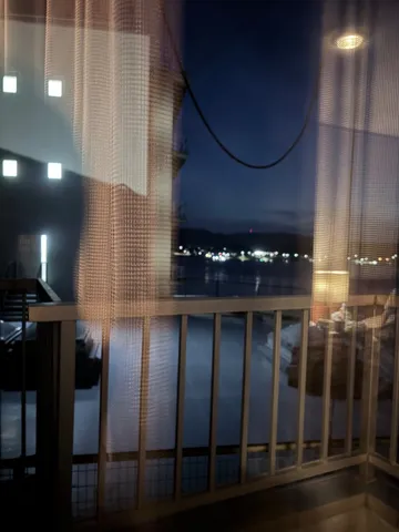 夜景とカーテンのコントラスト