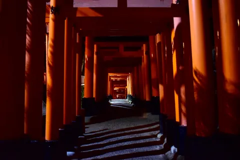 夜に続く朱色の回廊