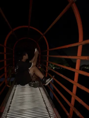 夜の赤いトンネルで静かに