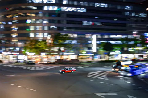 夜の交差点を駆け抜ける光
