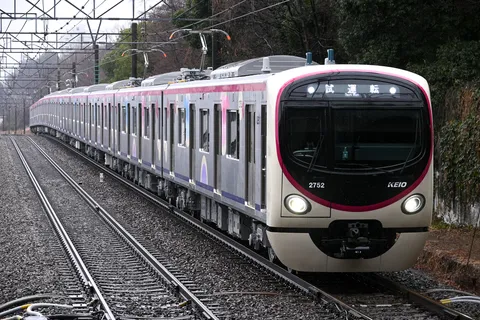 カーブをゆく試運転の車両