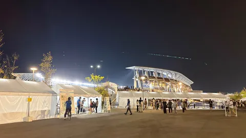 夜のスタジアムと賑わい