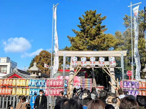 祭りの賑わい、提灯に灯る希望