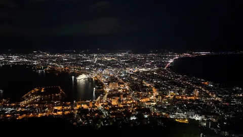 夜景の海と街が重なる瞬間