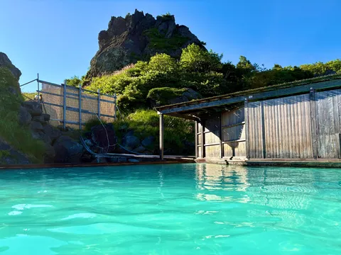 静寂に溶ける、碧い泉