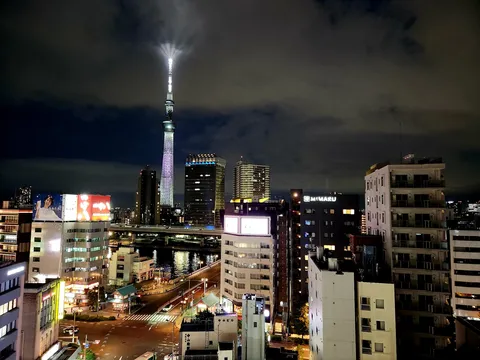 夜景と水面の揺らぎ