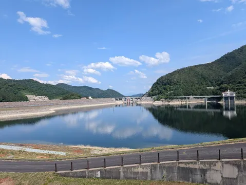 鏡のように雲を映す水