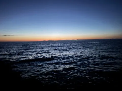 沈む光と波のささやき