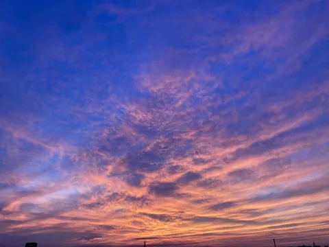 空を染める夕焼けグラデーション