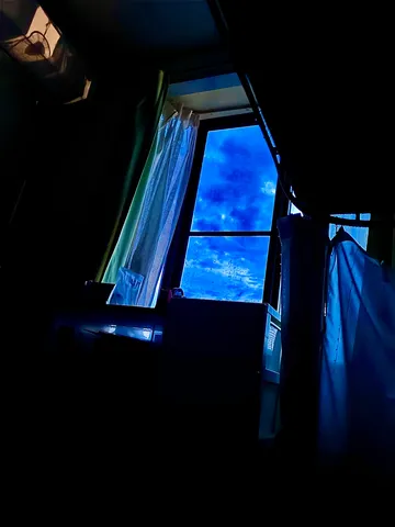 深青の空の覗き穴