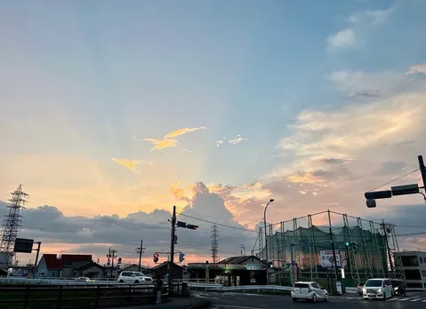 夕暮れの光線が走る街