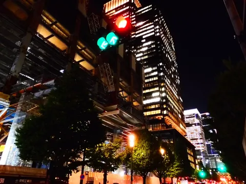 夜景と建設現場の灯り