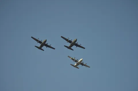 大空を駆ける三機の翼