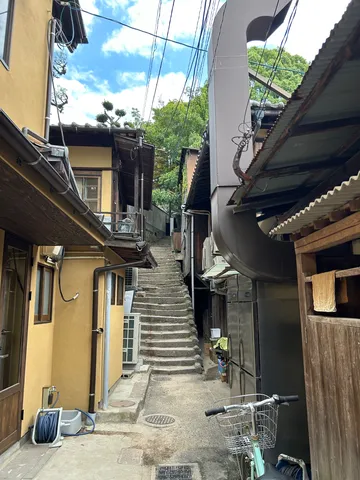 階段の先の日常風景