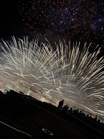 夜空に咲く、光の絵筆